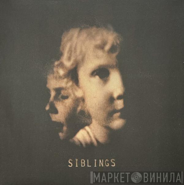 Alex Somers  - Siblings