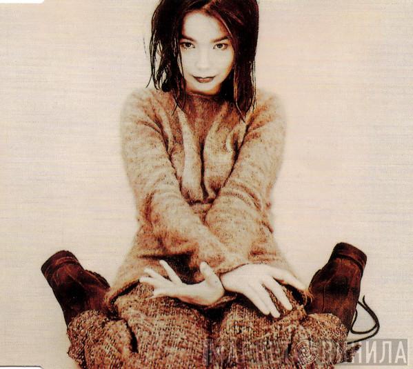  Björk  - Violently Happy