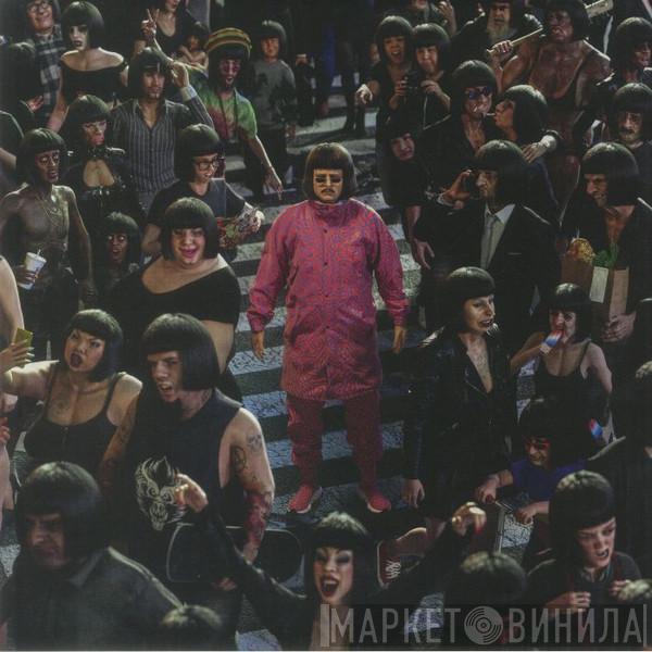 Oliver Tree - Alone In A Crowd